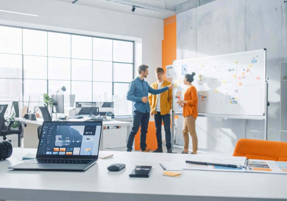 Agência de marketing digital com equipe planejando vídeos, redes sociais e materiais gráficos